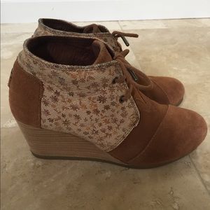 TOMS leaf print wedge boots